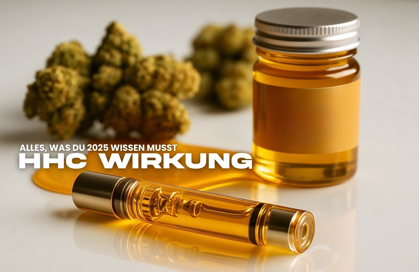 Realistische Darstellung von HHC-Produkten mit Fokus auf HHC Wirkung – zu sehen sind HHC-Öl, Vape-Kartusche und Cannabisblüten auf weißem Hintergrund.
