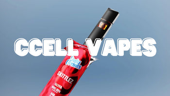 Es ist eine schwarze Vape von CCell abgebildet, die halb aus der roten OnlyGrams-HHC-Verpackung gezogen ist. Bildüberschrift ist weiß und schreibt: CCell-Vapes